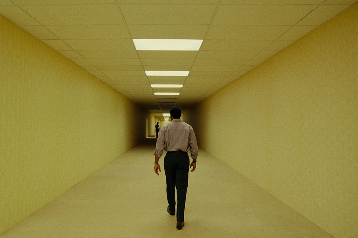 clark incarné par chiwetel ejiofor erre à l'intérieur des backrooms