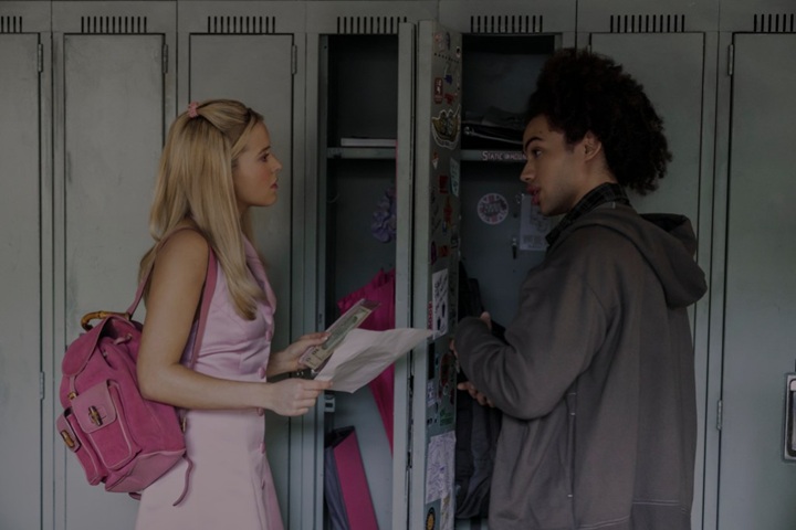 série elle amazon prime elle woods et dustin face aux casiers du lycée