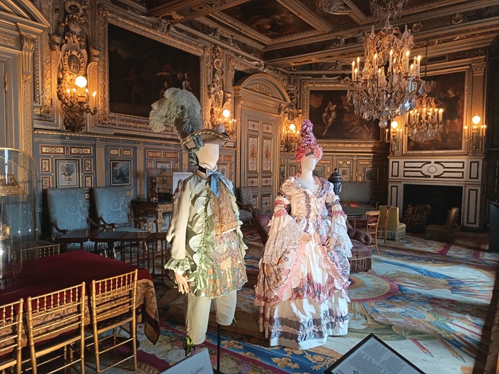 exposition christian lacroix marie-antoinette au festival d'histoire de l'art de fontainebleau 2026 silhouettes costumées dans les salons du château