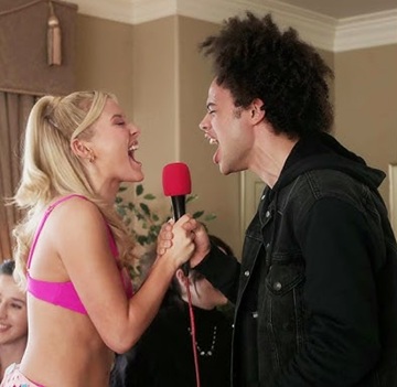 série elle amazon prime elle woods et dustin chantent just a girl de no doubt