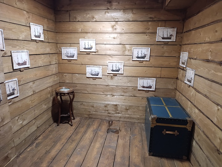 cabine de navire dans la salle d'action game pirate experience à paris