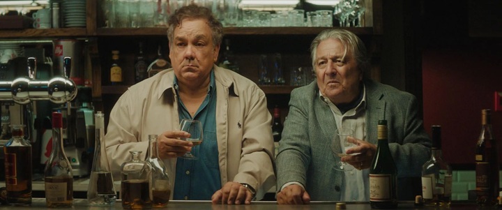 didier bourdon et christian clavier au bar dans le film cocorico 2