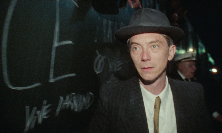 swann arlaud dans le rôle d'henri marre dans le film notre salut d'emmanuel marre