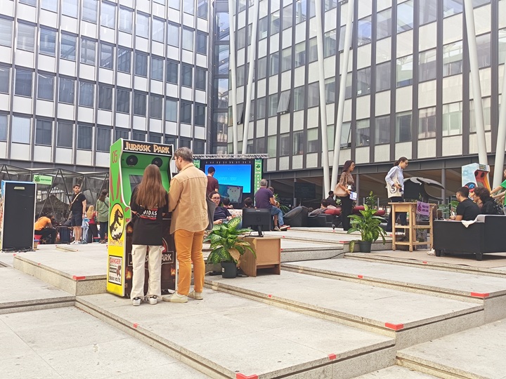 bornes d'arcade transats et espace animation sur le campus de la sorbonne à paris 5 lors de play sorbonne 2026