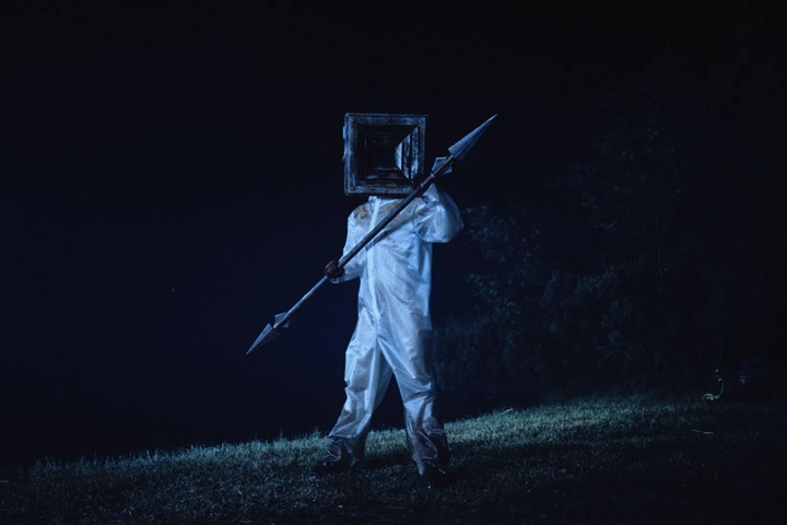 le tueur dans la comédie d'horreur teenage sex and death at camp miasma
