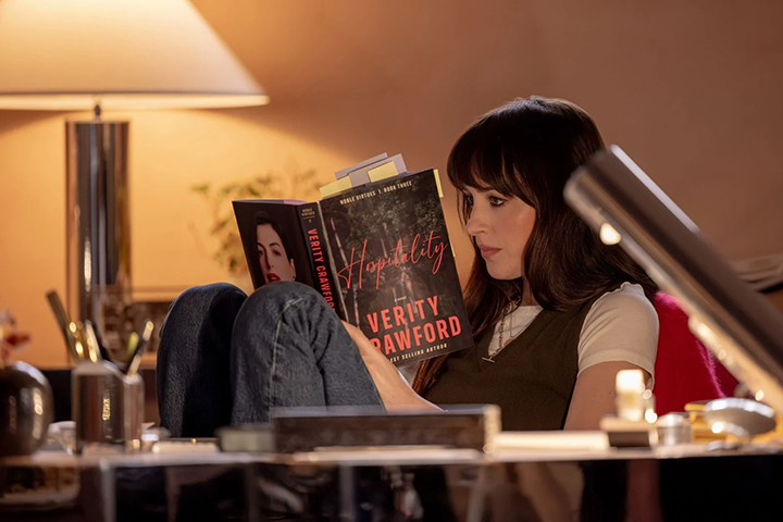 lowen ashleigh interprétée par dakota johnson lit un roman de verity crawford dans le thriller verity